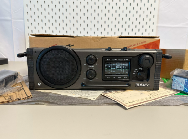 1975年索尼SONY ICF-6000 便携四波段三防机械收音机
