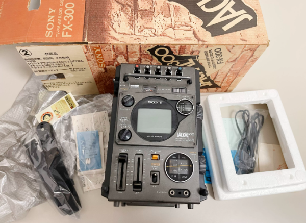 1976年索尼SONY XF-300磁带+收音+电视 一体组合机型