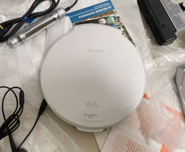 2004年索尼SONY D-NE20 CD随身听超薄瓷制多功能机皇