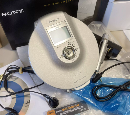 2003年索尼SONY NE900 CD随身听 LCD+全功能超薄机型