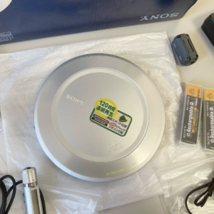 2002年索尼SONY D-EJ985 CD随身听全金属超薄抗震机 .