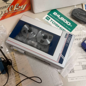 1983年东芝TOSHIBA KT-S3磁带随身听 收音录音开窗机