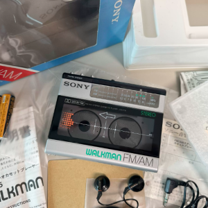 1984年索尼SONY WM-F15磁带机随身听 收音开窗机型