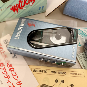 1984年索尼SONY WM-30 磁带机 初代开窗伸缩机型
