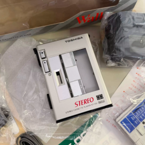 1981年东芝TOSHIBA KT-VS1 多用途收音磁带机随身听