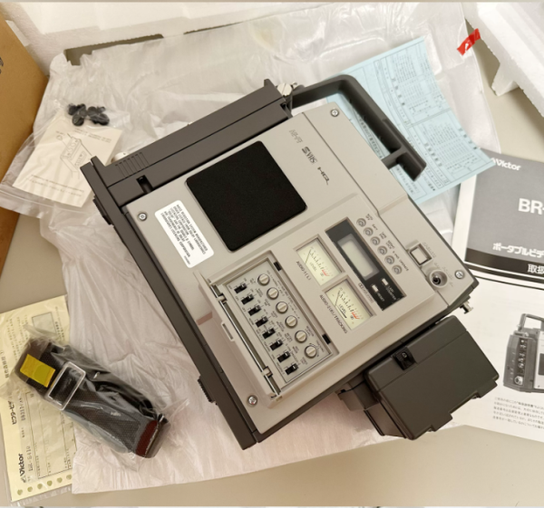 1987年胜利VICTOR BR-S410 S-VHS磁带摄像机