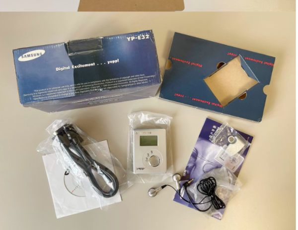 2001年三星SAMSUNG YP-E32 随身听播放器复古黑白屏
