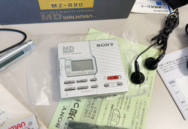 1999年索尼SONY MZ-R90 MD随身听镁合金经典设计名机